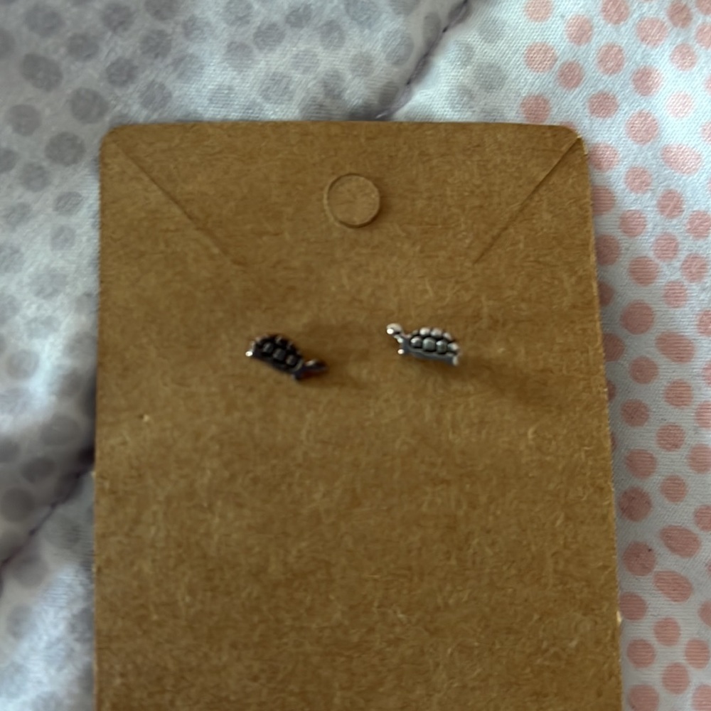 Mini turtle stud earrings - Picture 2 of 2